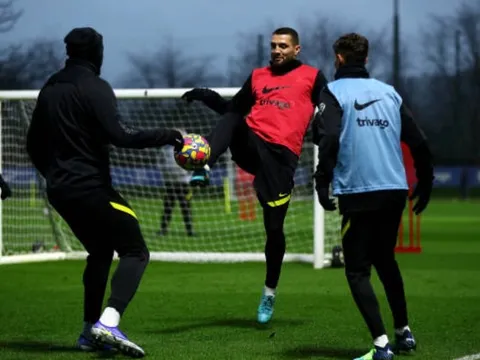 Chelsea đội mưa tập luyện, chờ tái xuất Ngoại hạng Anh