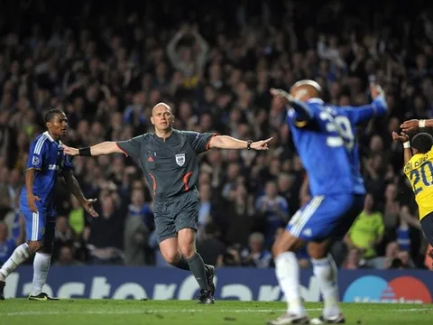 Cựu sao Chelsea tiết lộ cảnh tượng kinh hoàng sau 'trò hề' của Ovrebo