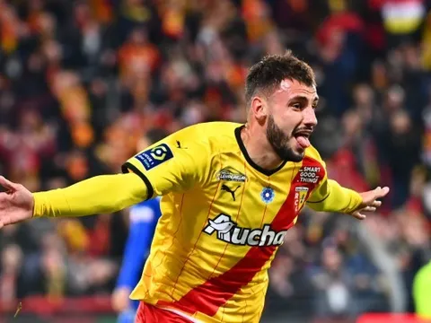 Chelsea nhận báo giá thương vụ cánh phải