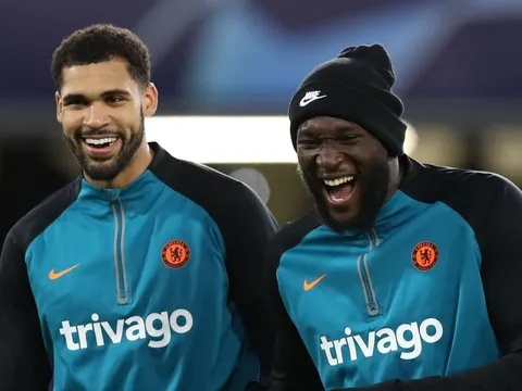Chelsea rao bán tiền vệ đội một