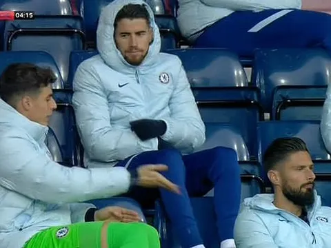 Chelsea thua chóng vánh, Kepa liền bực tức chỉnh đốn đồng đội trên khán đài