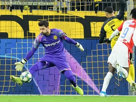 Chỉ 90 phút, "người nhện" Dortmund được tung hô: "Cậu ta là huyền thoại, thủ môn hàng đầu"