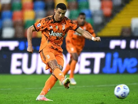 Chỉ cần 6 phút, Ronaldo cứu Juventus thoát "cửa tử"