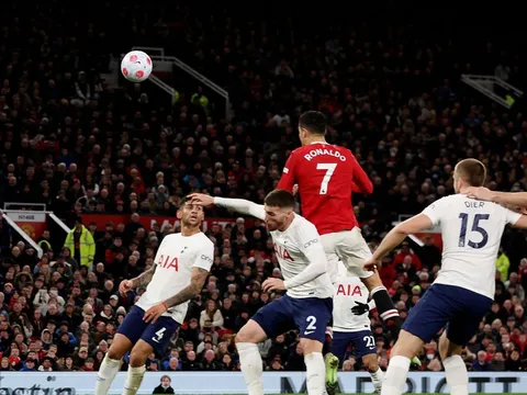 Chỉ Liverpool đuổi kịp M.U; Arsenal có vua chuyền bóng mới