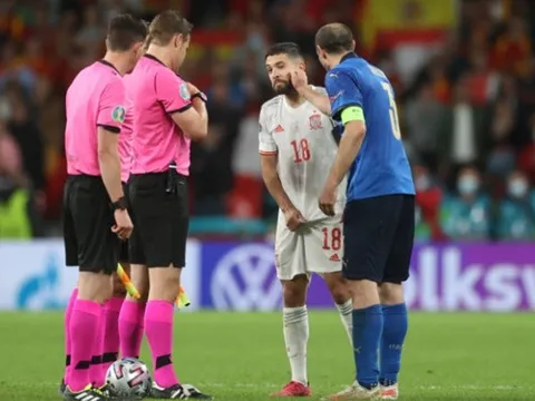 Chiellini đánh yêu Alba ngay trước loạt sút penalty