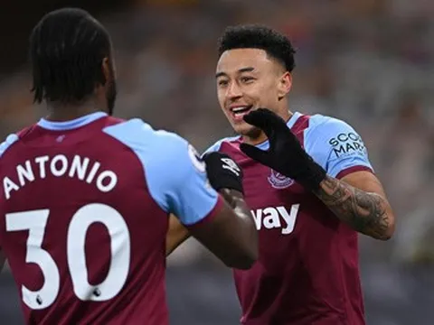 Chiến hữu của Lingard khiến trung vệ Liverpool hết hơi