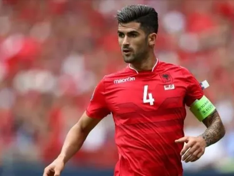 Chiêu mộ thủ quân Albania, Man Utd 'một mũi tên trúng ba đích'