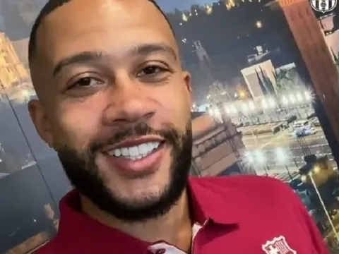 Chính thức đặt chân đến Barca, Depay cười tươi rói