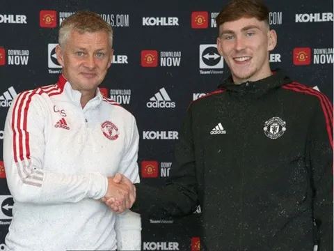 CHÍNH THỨC! Gia hạn xong với M.U, báu vật tuyến giữa lập tức rời Old Trafford