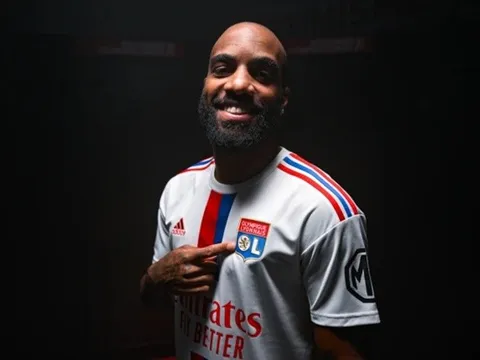 CHÍNH THỨC! Lacazette trở về Lyon