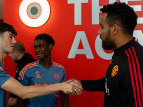 CHÍNH THỨC: Man Utd chiêu mộ cựu tiền vệ Tottenham