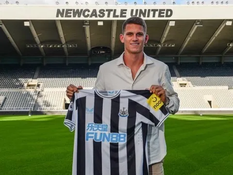 CHÍNH THỨC: Newcastle 'nổ' tân binh thứ 3, giá 37 triệu euro
