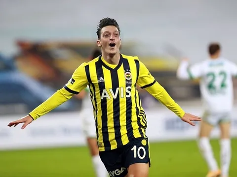 CHOÁNG! Arsenal 'cắn răng chịu đựng' trả 90% lương cho Mesut Ozil