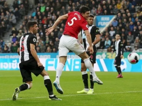 CHOÁNG! Chỉ 1 khoảnh khắc, Maguire tự tay vứt hàng công Man Utd vào sọt rác