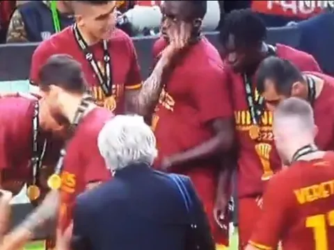 Hậu vệ Roma đấm đồng đội sau khi vô địch Conference League