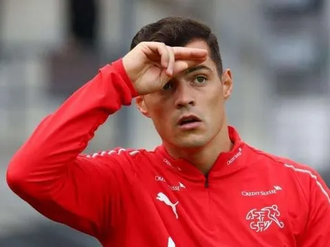 CHOÁNG! Lên ĐTQG, đội trưởng Arsenal lại 'tấu hài' bất chấp trên sân