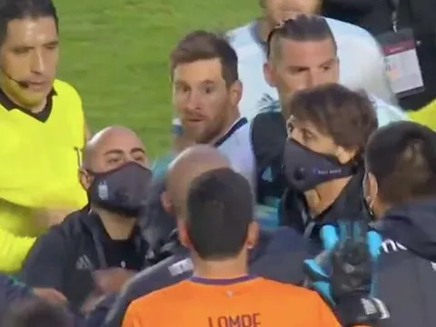 CHOÁNG! Messi gây sốc, điên tiết chửi thẳng mặt đối thủ