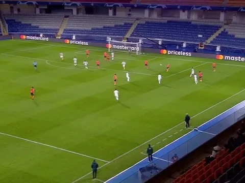 CHOÁNG! M.U có 2 pha phòng ngự "đi vào lòng đất" như muốn đá bay ghế Solskjaer