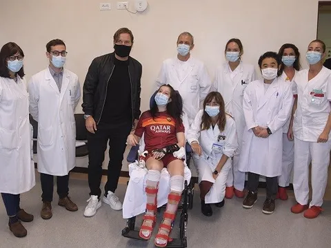 CHOÁNG: Nghe giọng Totti, fan nữ tỉnh dậy sau 9 tháng hôn mê