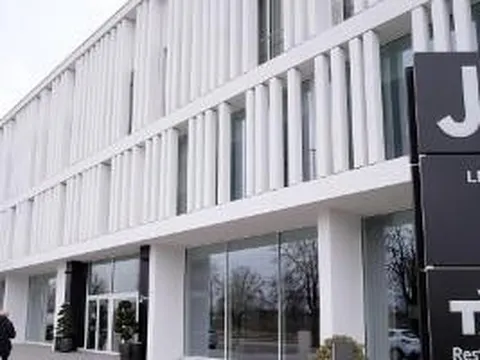 CHOÁNG! Nóng lòng phá kỷ lục, Ronaldo phá luật cách ly, về tập trung đội tuyển