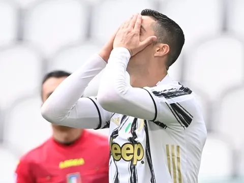 CHOÁNG! Quá điệu đà, Ronaldo bỏ lỡ cơ hội từ khoảng cách chưa đầy 1m