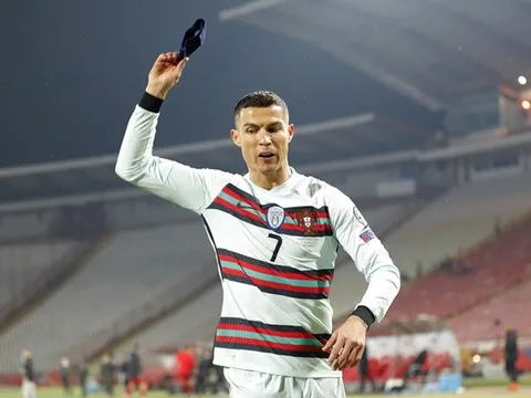 CHOÁNG! Quá giận dữ, Ronaldo ném băng đội trưởng xuống sân