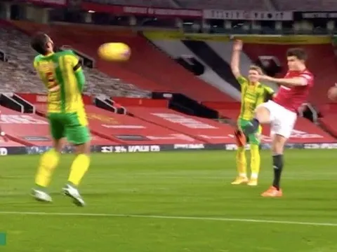 CHOÁNG: Quả volley của Maguire khiến hậu vệ West Brom nằm sân