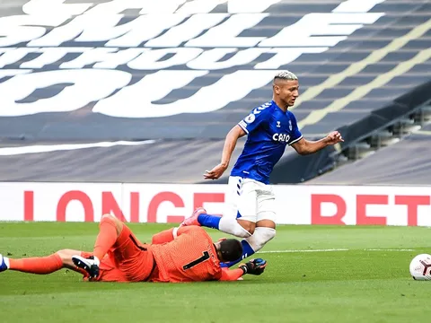 CHOÁNG! Lừa thủ môn và cả hàng thủ Spurs, Richarlison sút trượt khung thành trống