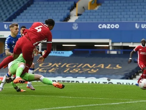 CHOÁNG! Trung vệ 'thép' Liverpool bị tắc bóng thô bạo, phải rời sân sớm