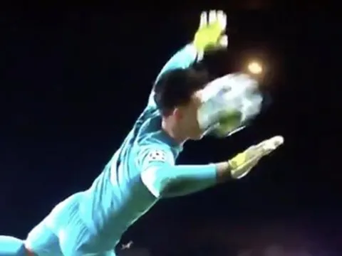 CHOÁNG! Vẻ mặt khó đỡ của Kepa khi bị Ziyech biến thành 'trò hề'