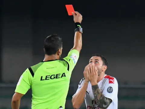 Choáng với đội bóng nhận 5 thẻ đỏ sau 7 vòng đầu tiên