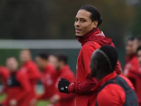 'Chọc giận' Van Dijk, Alisson nhận cái kết đắng trên sân tập