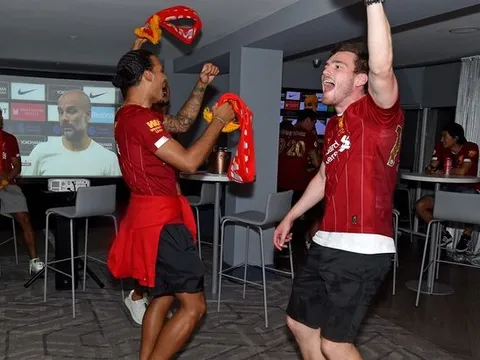 Chọc tức đồng đội, sao Liverpool mang áo Chelsea trong tiệc ăn mừng vô địch