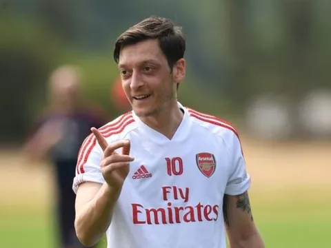 'Chơi lầy' với Arsenal, Mesut Ozil nhận số tiền cực khủng cho lòng trung thành