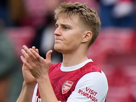Chơi trận cuối, Odegaard ở lại sau cùng trên sân làm 1 chuyện