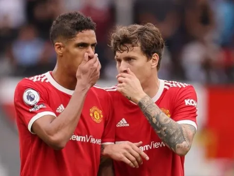 Chọn Varane hay Lindelof? Rangnick trả lời truyền thông