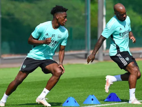 Chốt số áo, tân binh của Arsenal liền xỏ giày ra sân tập