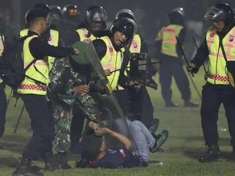 Chủ tịch AFC sốc khi biết tin thảm kịch tại Indonesia