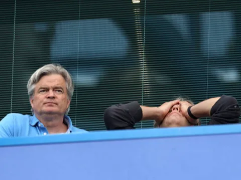 Chủ mới Chelsea ngửa mặt than trời với màn trình diễn của đội nhà