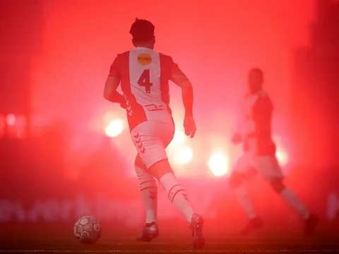 Chưa được trở lại sân, Ultras leo rào, đốt pháo đỏ rực sân vận động