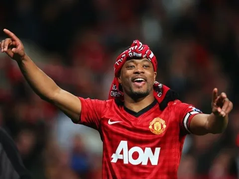 Chúc mừng huyền thoại Man Utd, Evra không quên "khịa" Man City