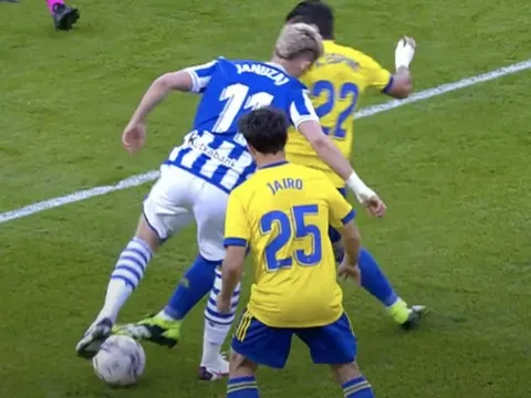 Chứng kiến người cũ "múa skill", NHM Man Utd muốn "yêu lại từ đầu"