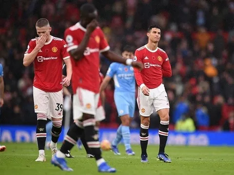 Chuyên gia nêu 2 chữ ký tổng kết cho sự thụt lùi của Man Utd