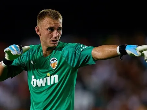 Valencia cố bán tháo Jasper Cillessen