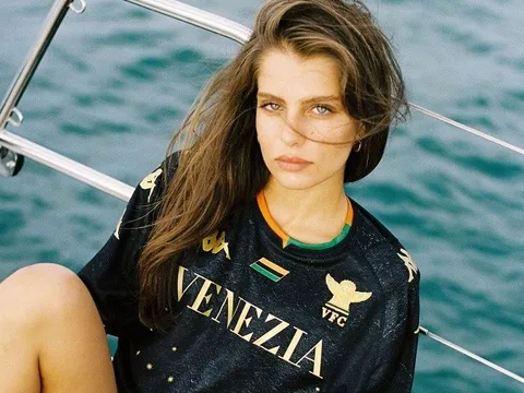 CLB Serie A dùng mỹ nhân mang nội y quảng bá áo đấu