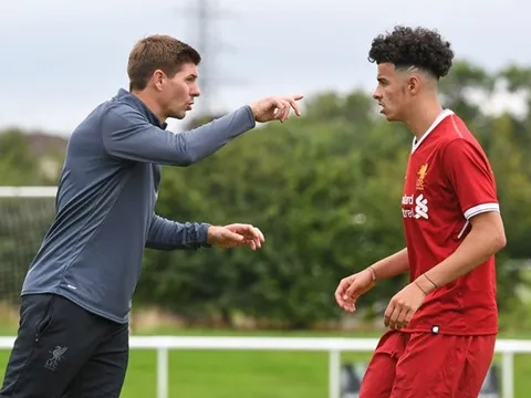 Cờ đến tay truyền nhân của Gerrard