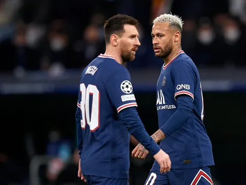 Cổ động viên PSG la ó Messi, Neymar