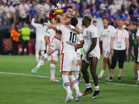 Tạt bóng 20 lần, Nhà vô địch Europa League gây choáng cho đối thủ