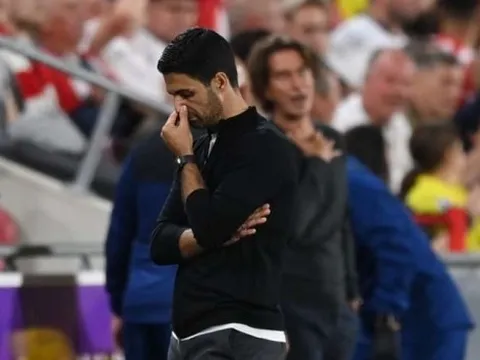 Cố nán lại Emirates, sao Arsenal bị chỉ trích thậm tệ