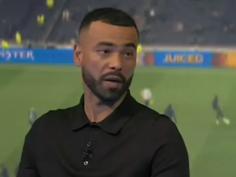 Ashley Cole chỉ ra ngôi sao Chelsea không thể bán